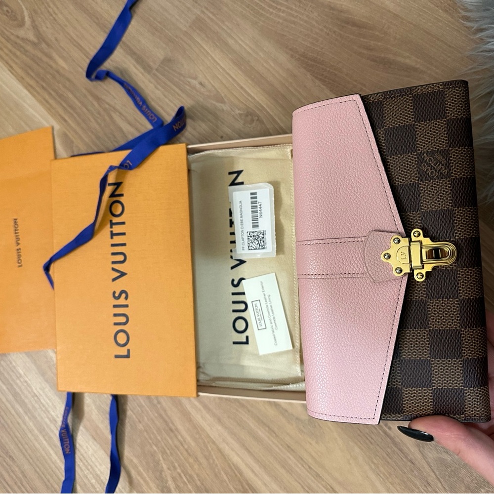 Authentic LOUIS VUITTON
Damier Ebene Clapton Wallet Magnolia - Picture 6 of 7